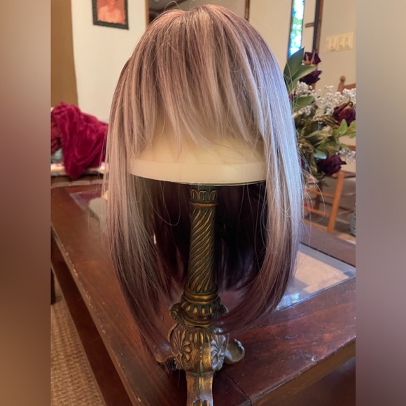 NWOT Ombré Platinum & Dark Brown Wig 100% Synthetic - Picture 2 of 3